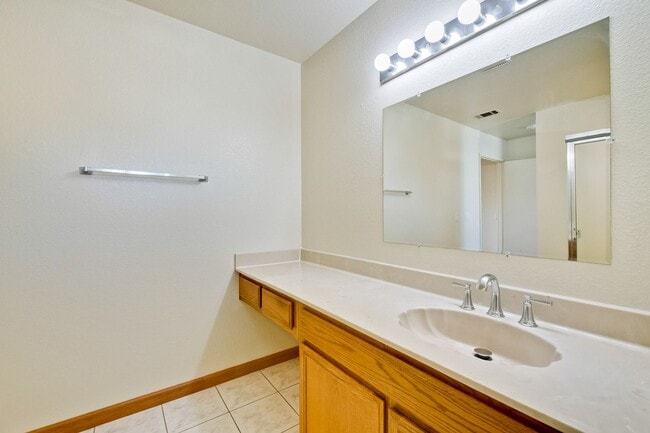 Building Photo - Hardwood Floors- A/C- Full Bedroom and Bath on First Floor: Fresh Paint