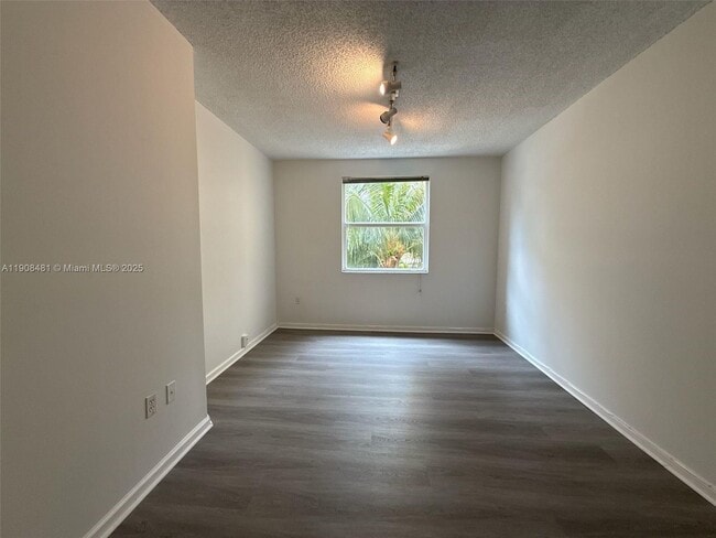 Building Photo - 17100 N Bay Rd