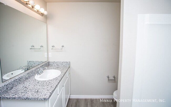 Building Photo - 2005 Kenwood Ave