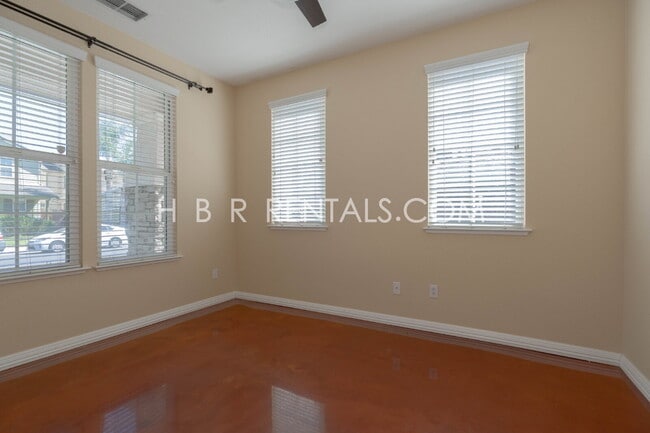 Building Photo - Spacious 5-Bedroom Home with First-Floor Bedrooms & Modern Finishes in Tracy!