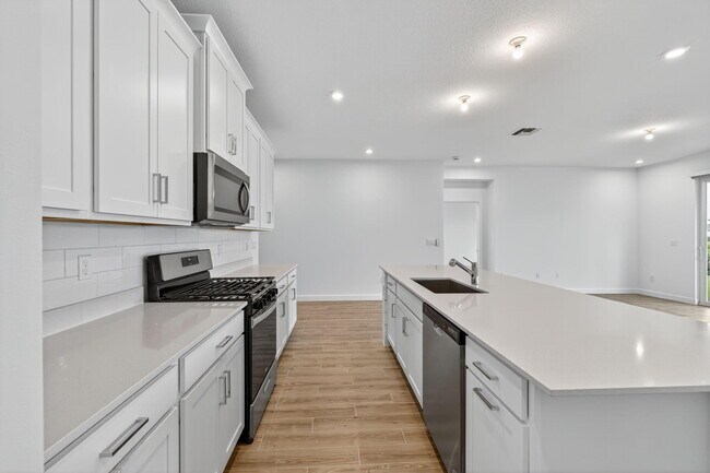 Building Photo - 14335 SW Skye Dr