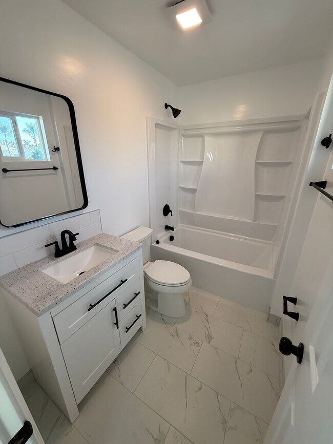 Building Photo - College Ave Triplex