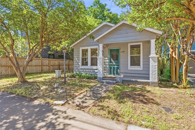 Building Photo - 2207 Santa Rita St