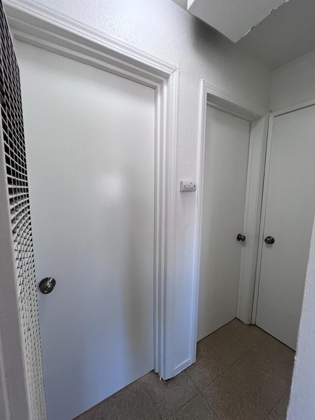 Building Photo - 4690 E Huntington Ave