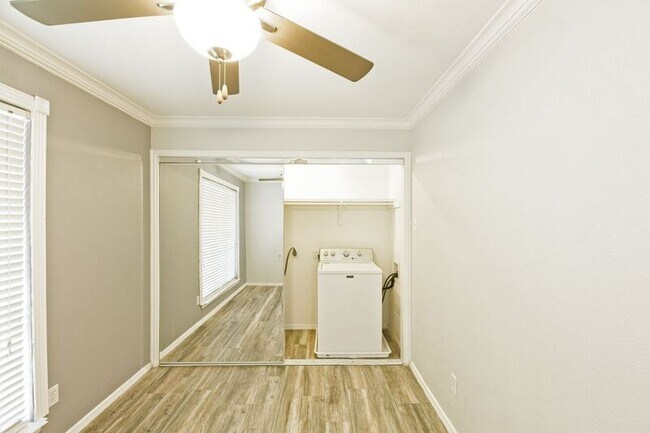 Building Photo - 10590 High Hollows Dr
