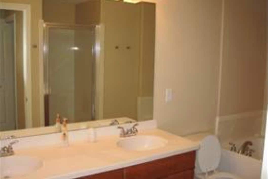 Bathroom with shower and tub - 5 500 W