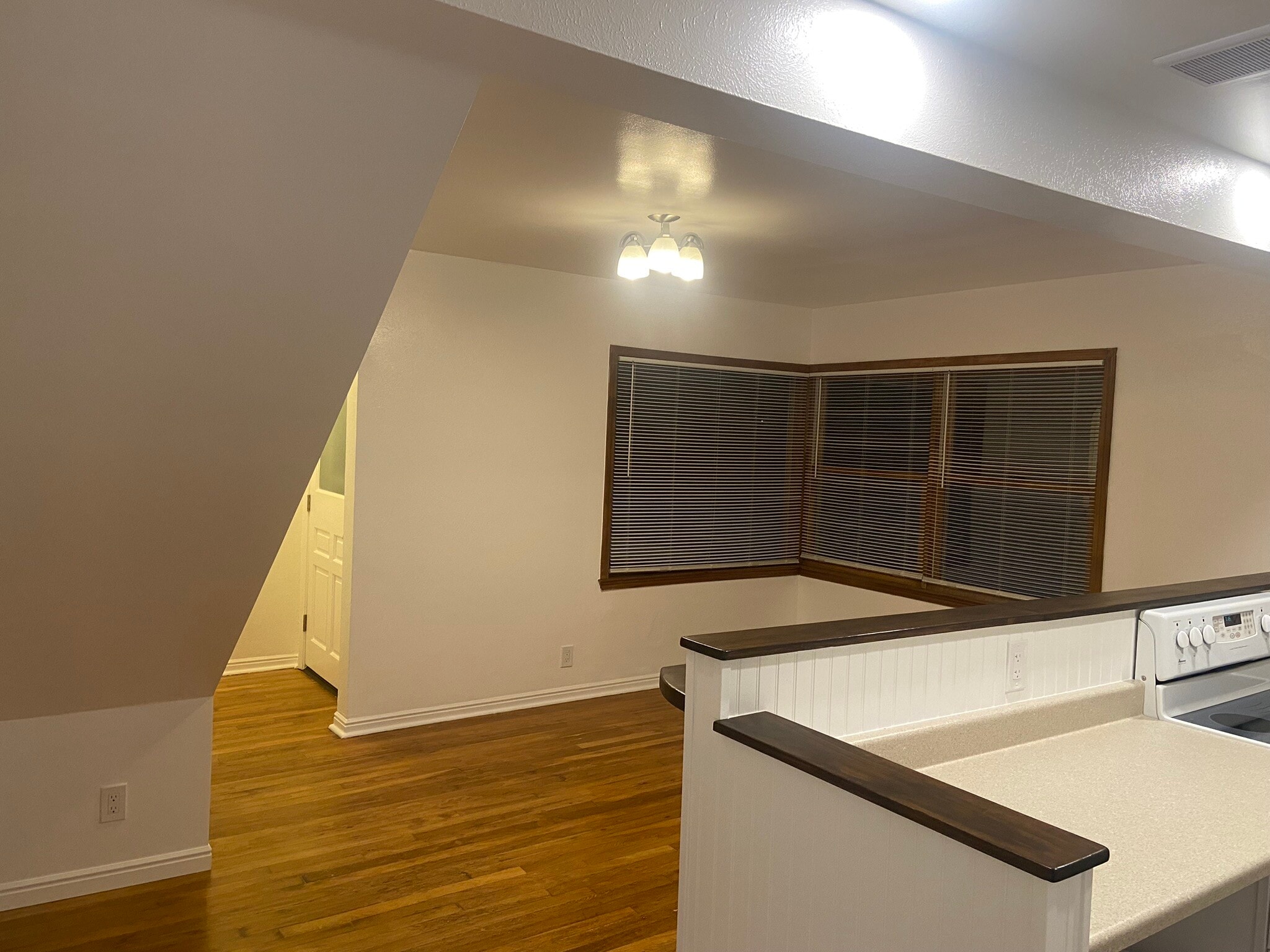Building Photo - 826 E Hudson Ave
