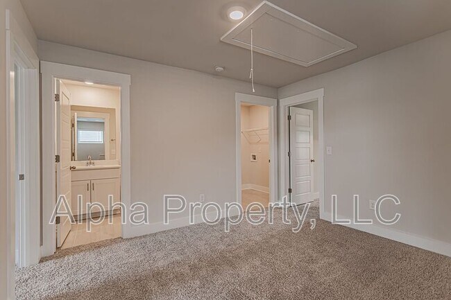 Building Photo - 422 Ellis Mill St