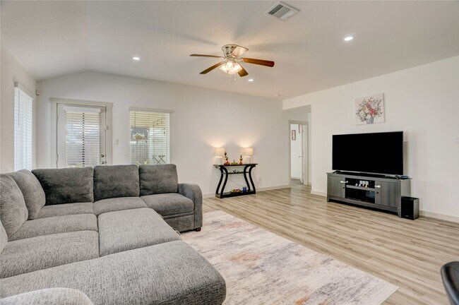 Building Photo - 7926 Murciana Dr