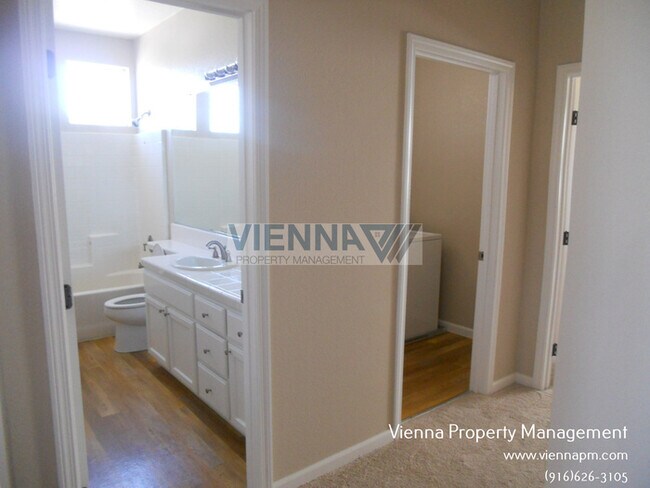 Building Photo - Spacious 3 Bedroom Home in Great Location
