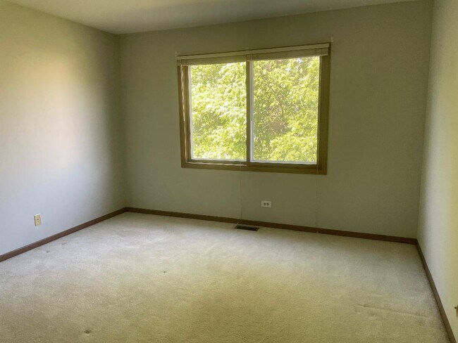 Building Photo - 75 Kingsport Dr