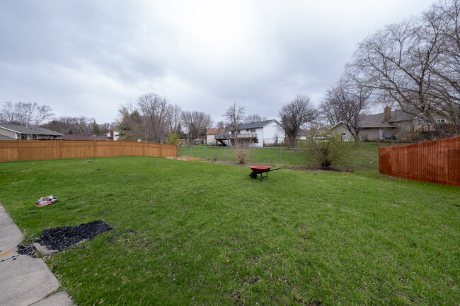 Building Photo - 1417 Raleigh Dr