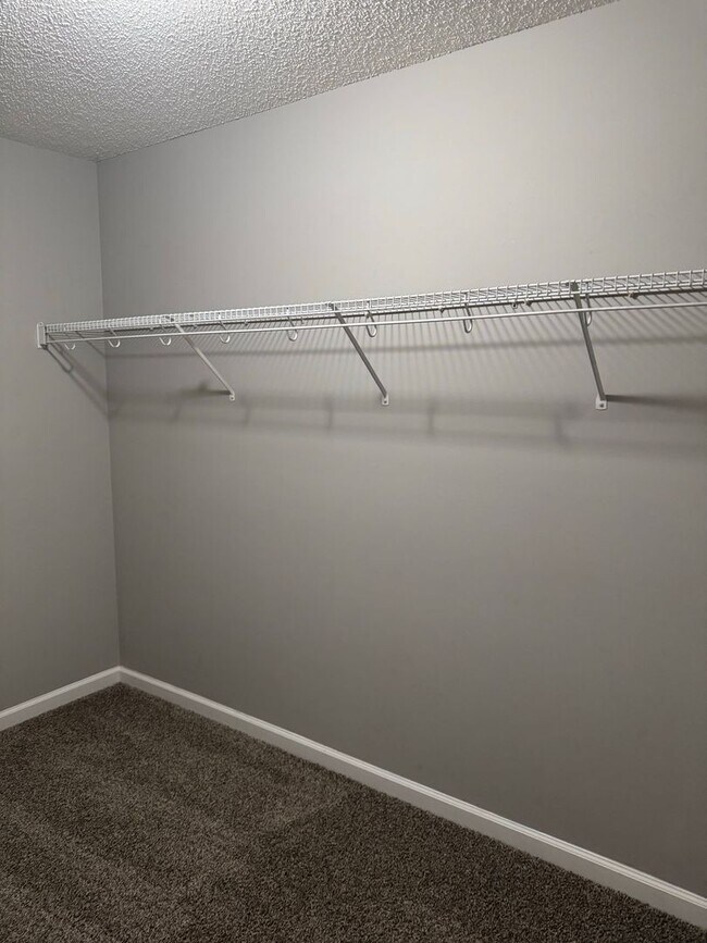 Building Photo - Almost 2000 sq.ft! Super Nice & Clean! 3 B...