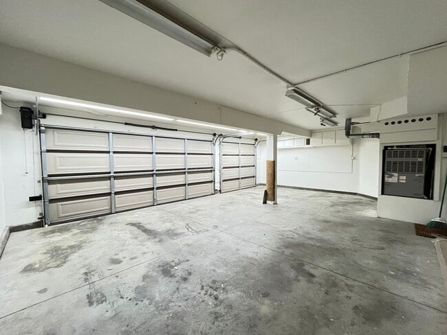 Building Photo - Large 4 bedroom home in Orangecrest for rent!