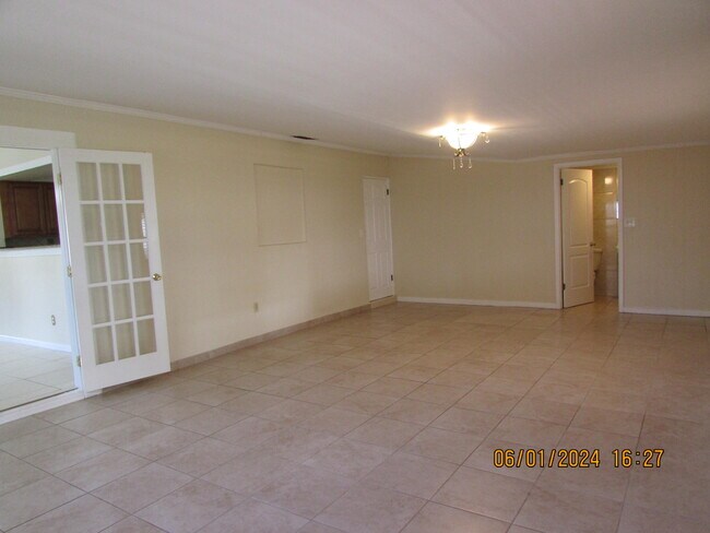Building Photo - 211 W Laila Dr