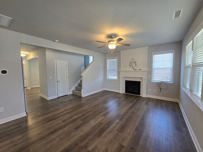 Building Photo - Perfect Mebane Location!