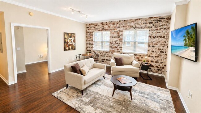 Building Photo - 1064 N Tamiami Trl