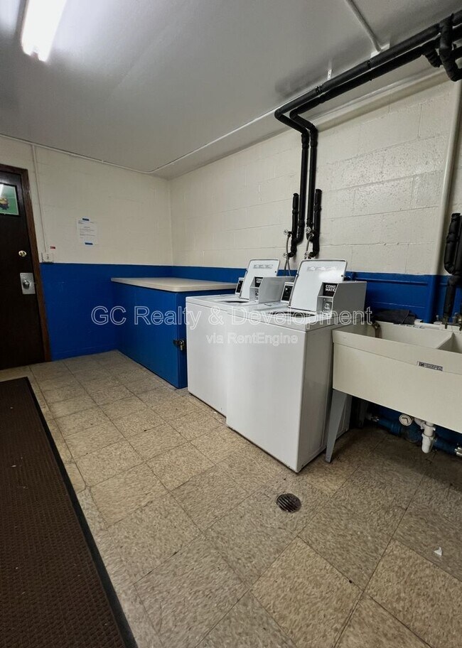 Building Photo - 515-25 N Highview Ave