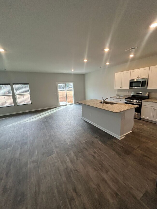 Building Photo - Field View 4BD/ 2BA