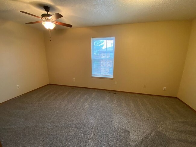 Building Photo - 2 bedroom 1.5 bath Townhome in a great loc...