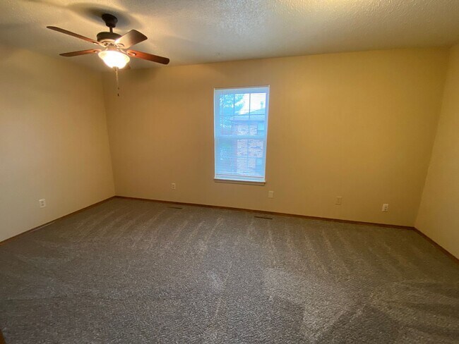 Building Photo - 2 bedroom 1.5 bath Townhome in a great location!