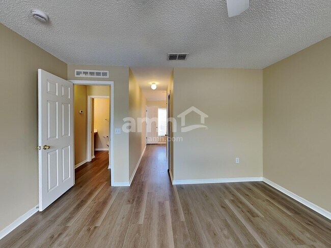 Building Photo - 130 Appleby St NE