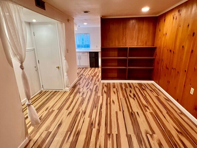 Building Photo - Maple Leaf Home