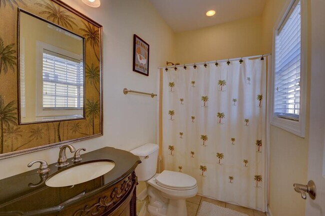 Building Photo - 5BR, 4BA Townhome - Pet Friendly with Beac...