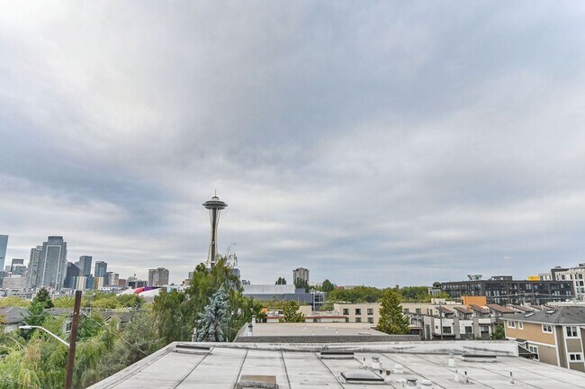 Building Photo - Beautiful top floor 1 bedroom 1 bathroom apartment on Lower Queen Anne