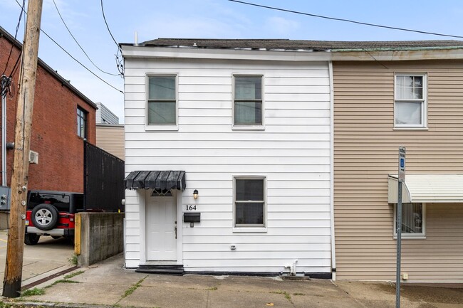 Building Photo - Luxury 3 bed 2 bath, large courtyard, amazing south side flats location!