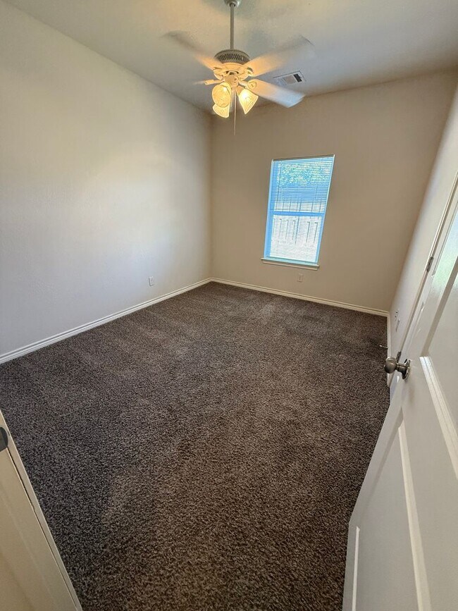 Building Photo - 1208 Country Club Rd