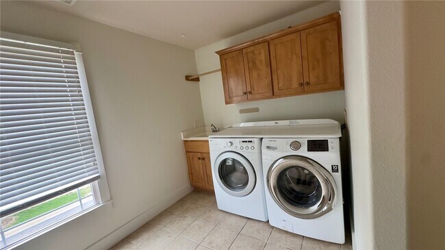 Building Photo - 917 NE Arleta Gardens