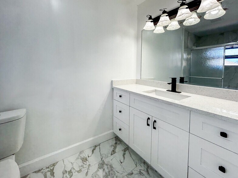 Building Photo - 325 NW Rebecca Ave