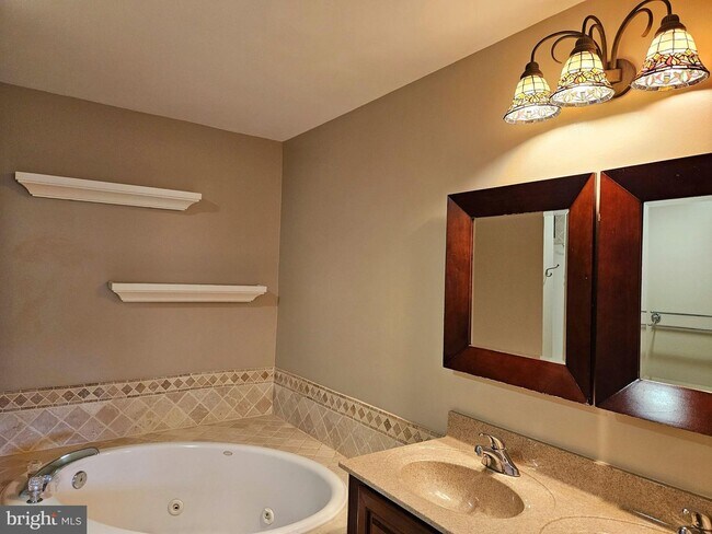 Building Photo - 125 Vernon Ct