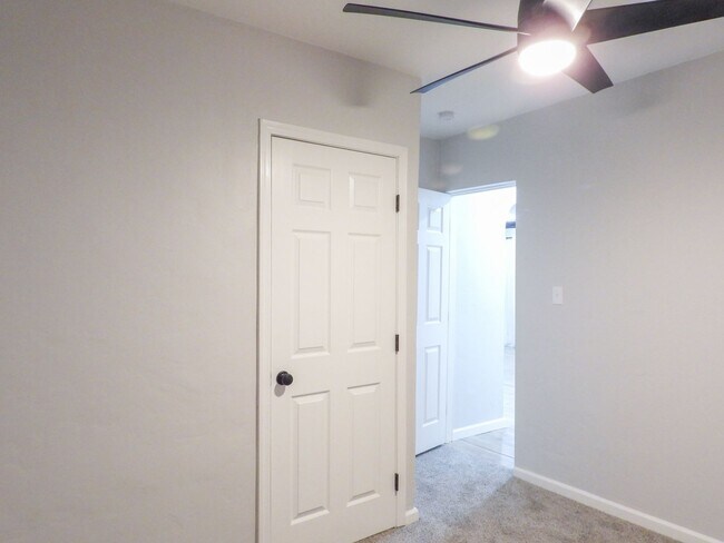 Building Photo - Close to Downtown 3 Bed 2 Bath with Fenced Backyard