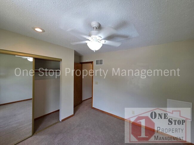 Building Photo - Spacious 3 bedroom, 2 bathroom duplex in Kansas City North!