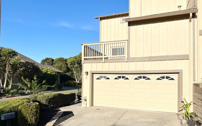 Building Photo - Beautifully 3BR Townhome with Huge Loft St...