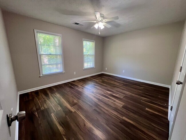 Building Photo - 4862 Valley Dale Dr SW