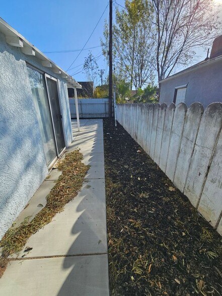 Building Photo - 1226 W Palm Ave