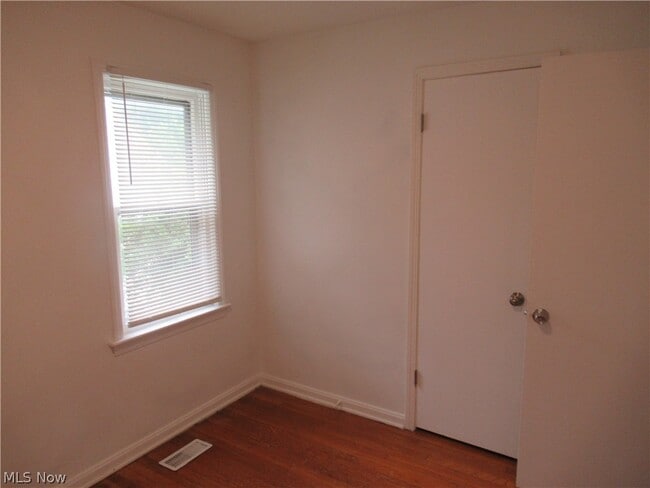 Building Photo - 86 Cowles Ave