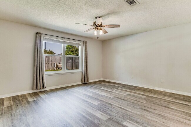 Building Photo - Welcome to your dream home! This stunning 4-bedroom, 3-bathroom residence is perfectly situated n...