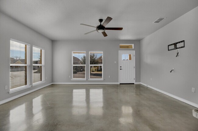 Building Photo - 916 Hudson Ln
