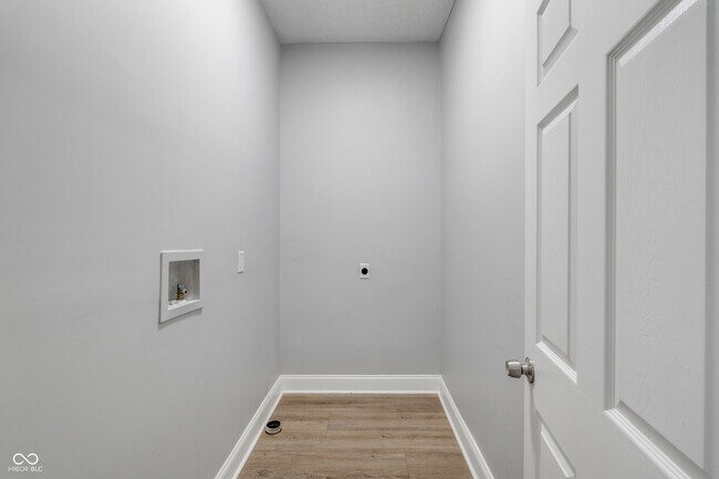 Building Photo - 2224 N Kenwood Ave