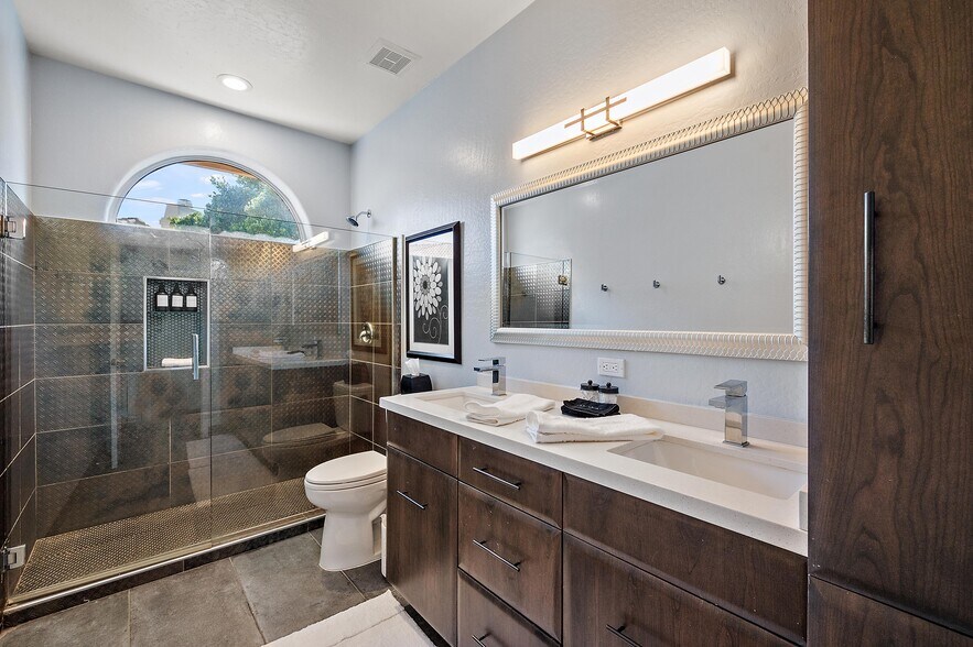 Building Photo - 13010 E Shangri La Rd