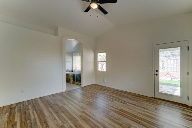 Building Photo - 2014 E Glenhaven Dr