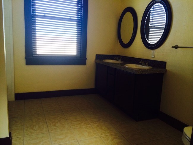 Building Photo - 101 W 4th St