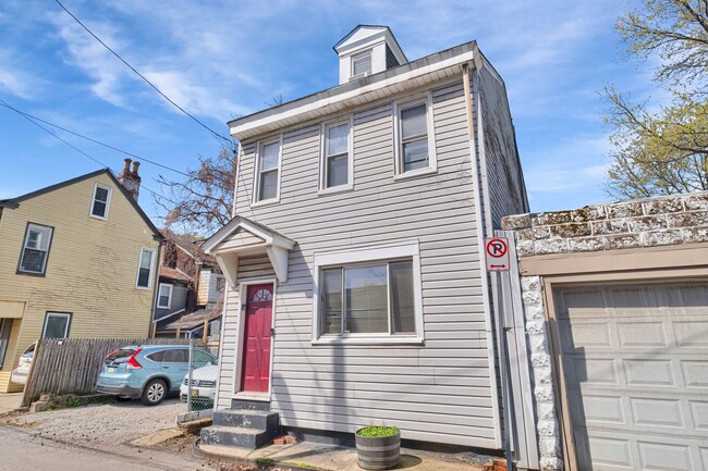 Building Photo - 3 Bed, 2 Bath House in South Side Flats