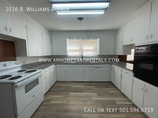 Building Photo - 1016 N. Williams Avenue | $1095 | 4 beds, ...