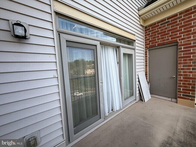 Building Photo - 572 Carson Terrace