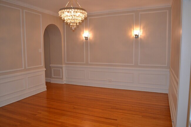 Building Photo - 1055 W North Shore Ave